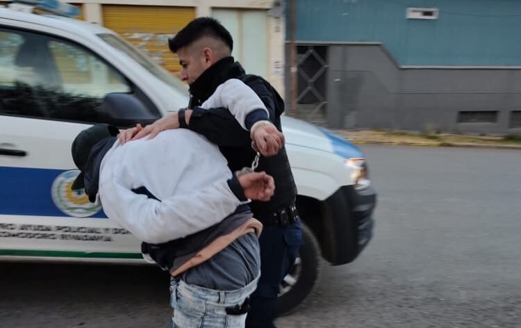 Intento robar un celular y fue detenido