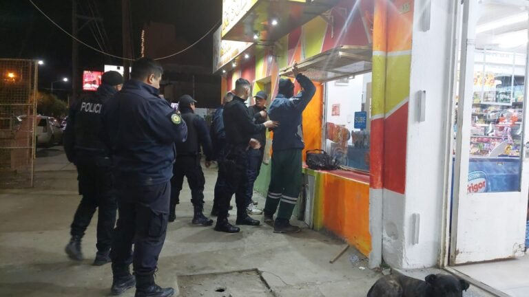 Lo detuvieron por causar disturbios y tenía pedido de captura