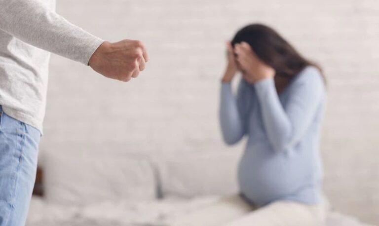 Golpeó a su pareja embarazada de cinco meses con una silla