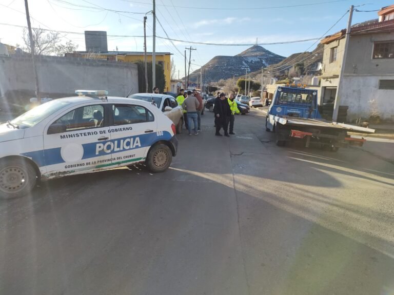 Estaban deteniendo a un conductor ebrio cuando una grúa sin control chocó a otro auto