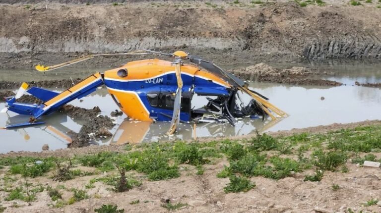 Un helicóptero perdió el control y cayó con cinco personas a bordo