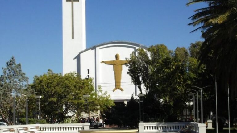 Robó una iglesia, se viralizó un video del hecho y se vio obligado a devolver todo