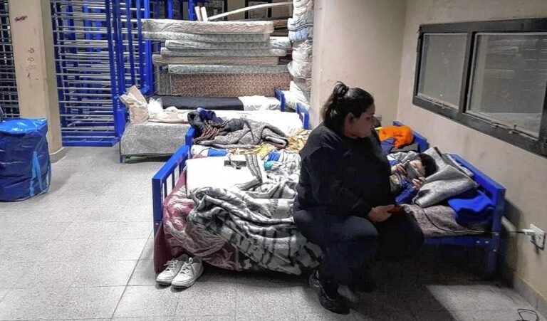 A dos semanas de ser desalojada con sus hijos, aún sigue esperando respuestas