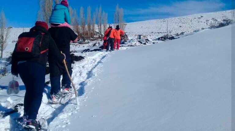 Caminaron dos horas bajo la nieve para llevar a una niña al hospital