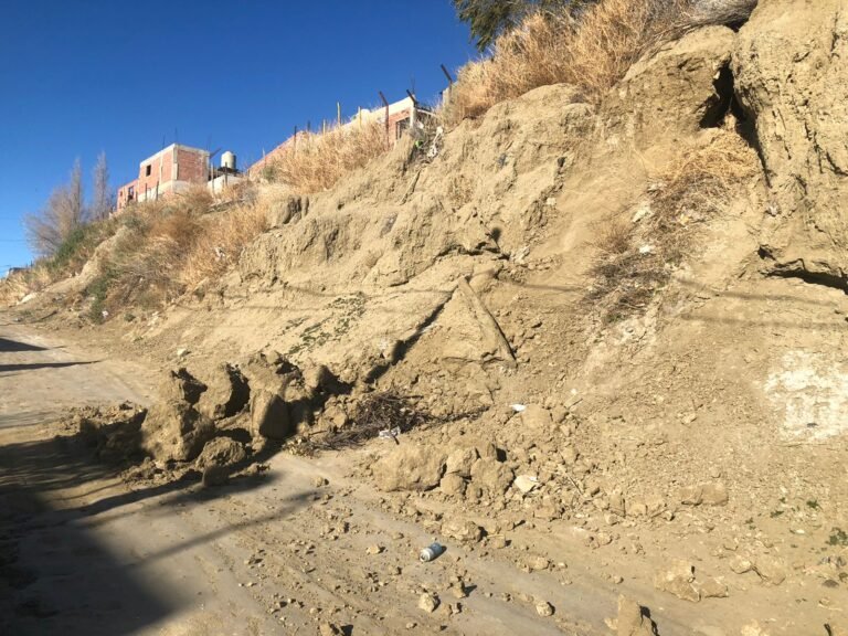 Vecinos del “Plan de Viviendas Cerro Solo II” reclaman un muro de contención