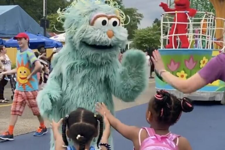 Denuncias por discriminación en un parque de Plaza Sésamo