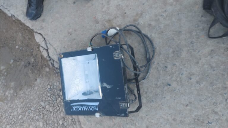 Intentaron robar una hidrolavadora y un reflector: Terminaron detenidos