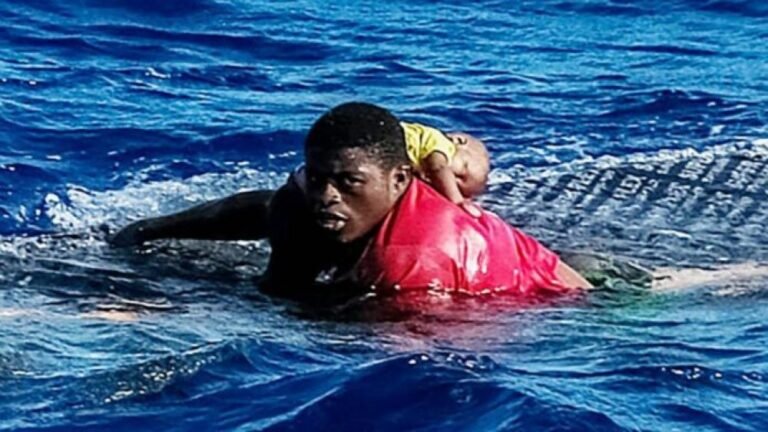 Un joven de 17 años salvó a un bebé de morir ahogado en el Mediterráneo