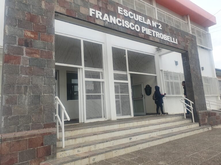 Evacuaron a niños y docentes de la Esc. 2: Cammuzi descartó pérdidas de gas