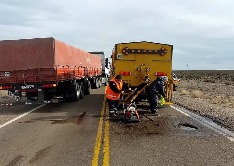 Continúan los trabajos de bacheo en la Ruta 3