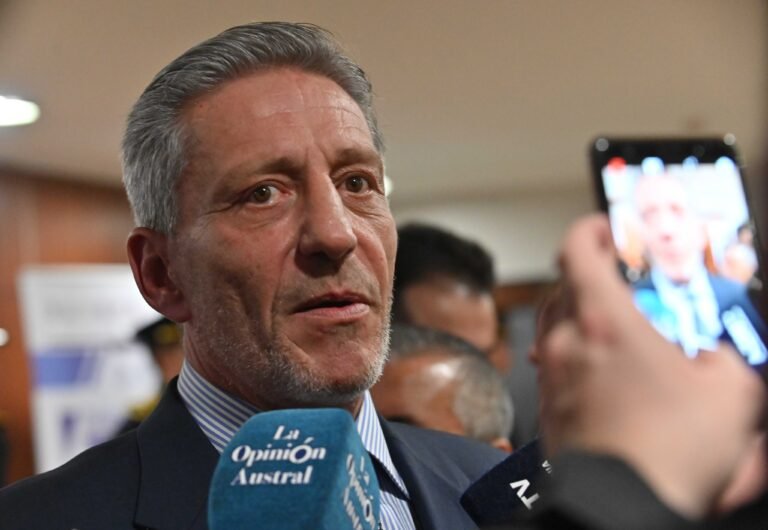 Arcioni ratificó que no devolverán los descuentos a docentes por días de paro