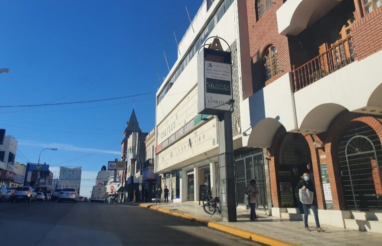 Trabajadores de comercio tendrán media hora de tolerancia al ingreso y se analiza el horario corrido