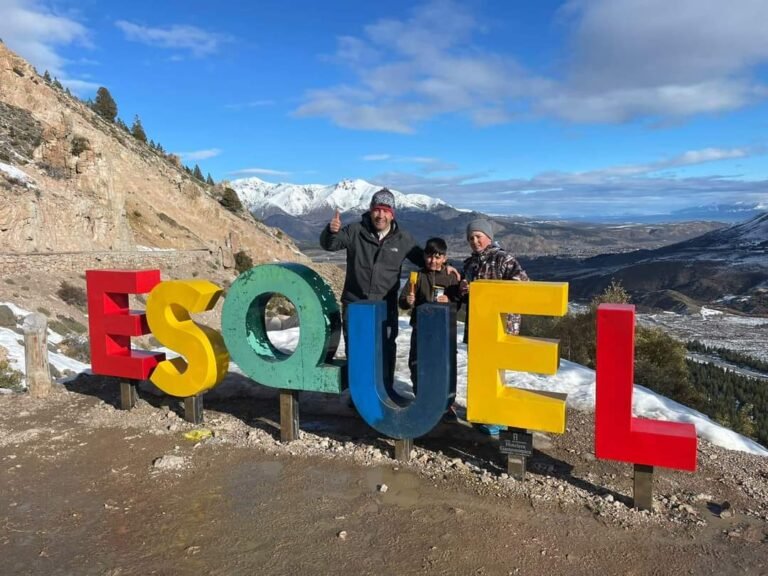 La familia Sánchez pintó el cartel que había sido vandalizado