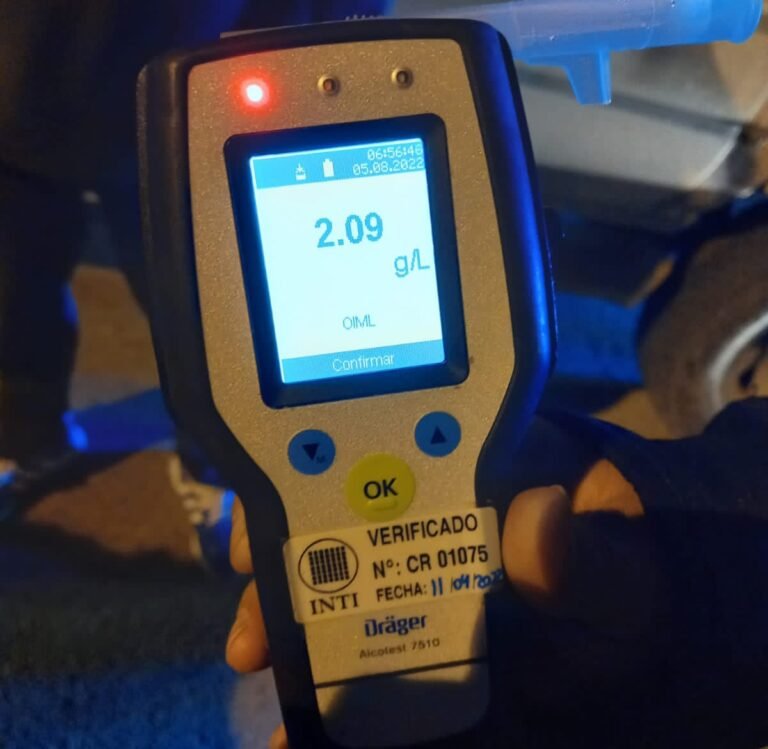 Pasó un semáforo en rojo y comprobaron que estaba alcoholizado