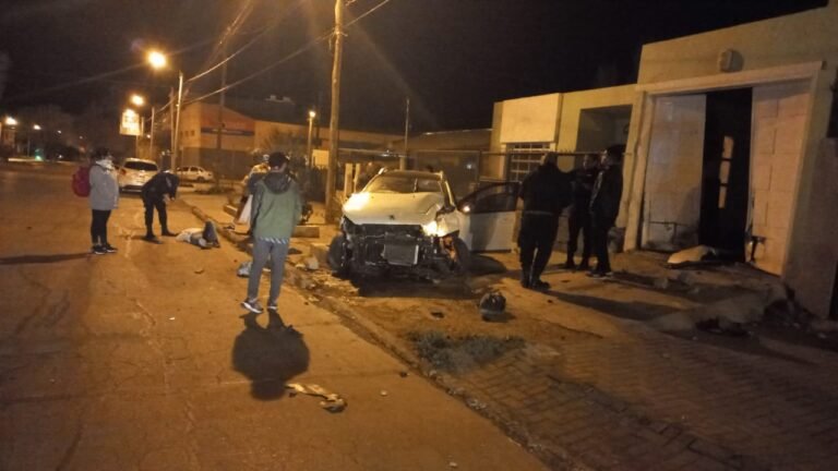 Conductor perdió el control del vehículo e impactó con una vivienda