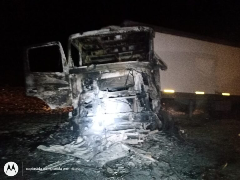 Un camión se incendio tras chocar con otro en Ruta 3