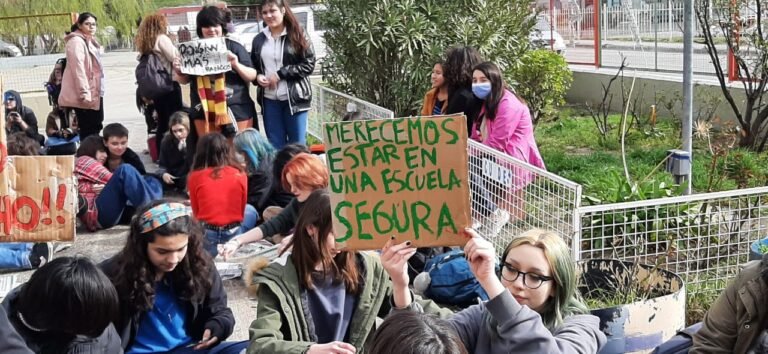 Sentada de los alumnos de la Escuela de Arte: “Que el Estado deje de mirar para otro lado”