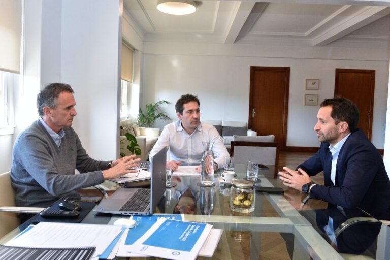 Reunión con Katopodis:  Avanza el proyecto del “Camino Petrolero”