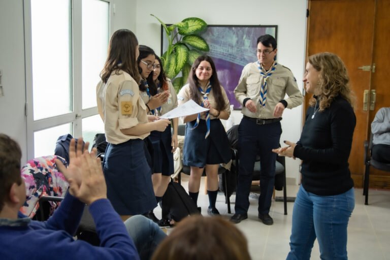 Scouts fabrican bloques combustibles para familias sin gas