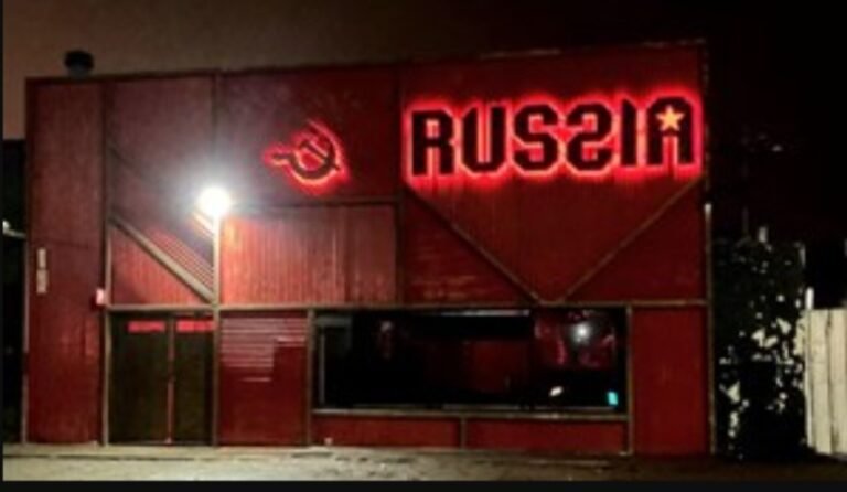 Lo echaron de un boliche, quiso colarse por el techo y cayó: está grave