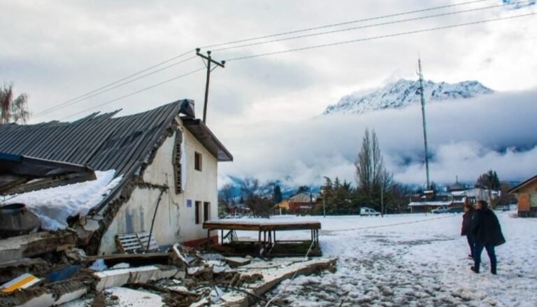 Robaban en el Gimnasio Municipal derrumbado y la madre los esperaba en el auto