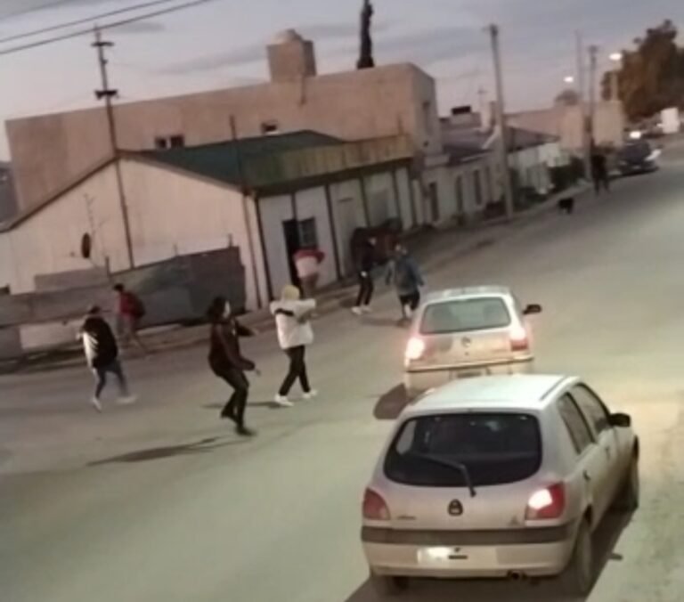 Piedrazos, corridas y heridos entre hinchas de Huracán y Petroquimica