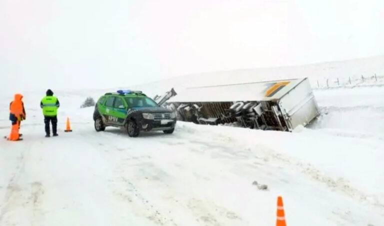 Volcó camión chileno y otro despistó por las intensas nevadas
