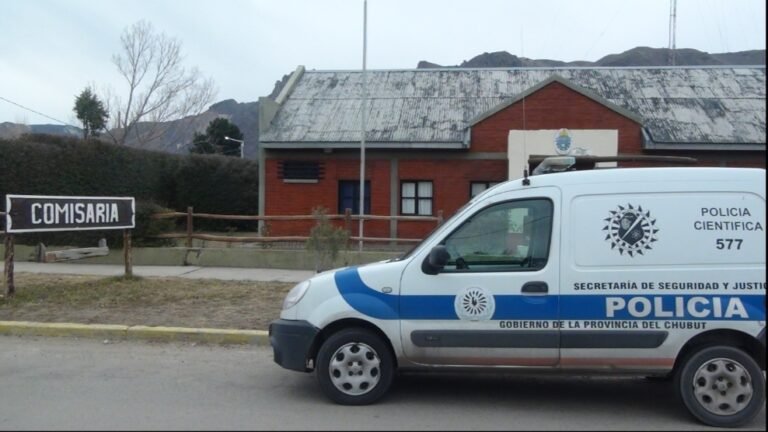 Macabro hallazgo: un perro descubrió un cadáver enterrado en una canchita  de fútbol
