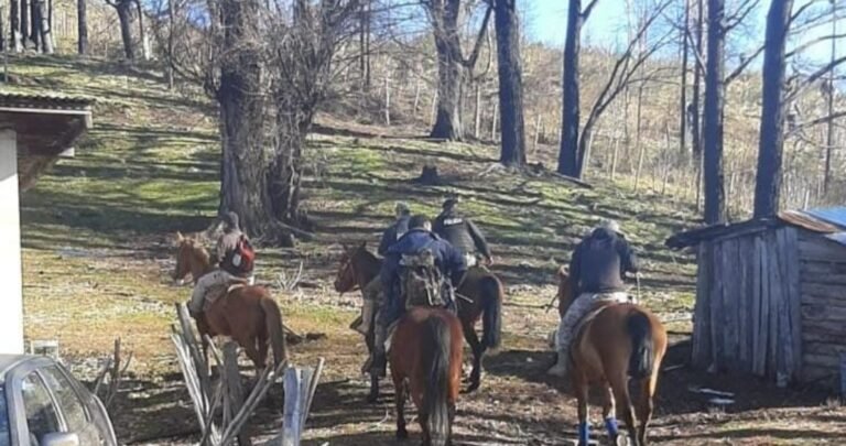 Más de 70 efectivos policiales, drones, buzos y canes buscan al joven de 18 años