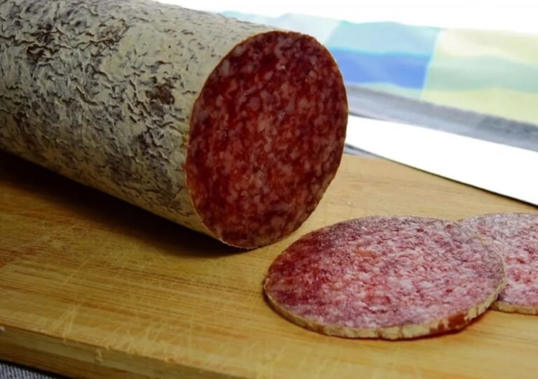 Entró a robar a un almacén, se tentó con un salame y lo detuvieron