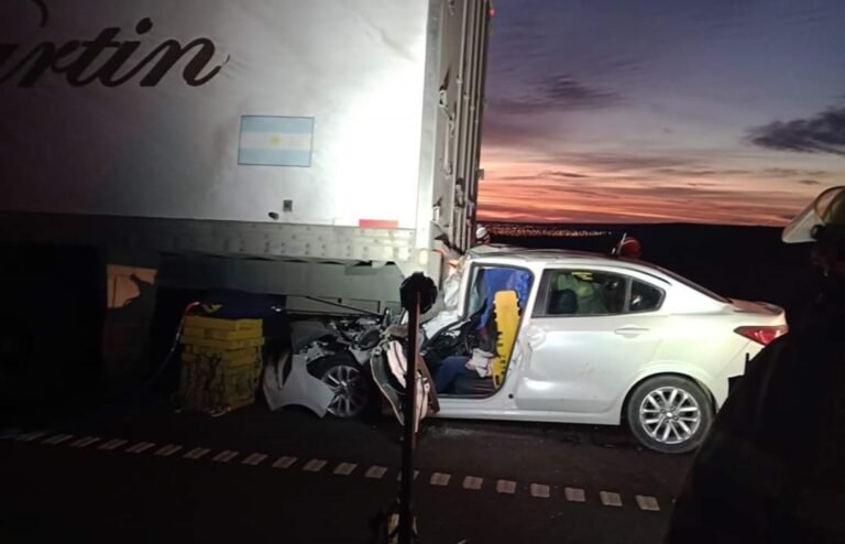 Violento choque: un auto quedó debajo de un camión