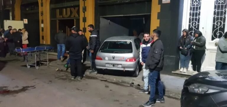Incrustó su auto en la puerta del boliche porque lo habían echado a los golpes