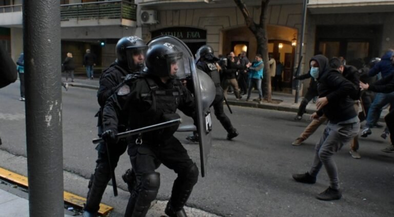 Tras la represión, ordenaron a Larreta que cesen los operativos policiales en la casa de Cristina Fernández