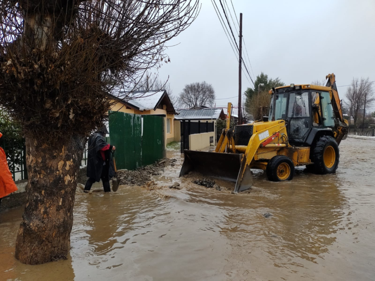 Calles inundadas y canales desbordados en Trevelin