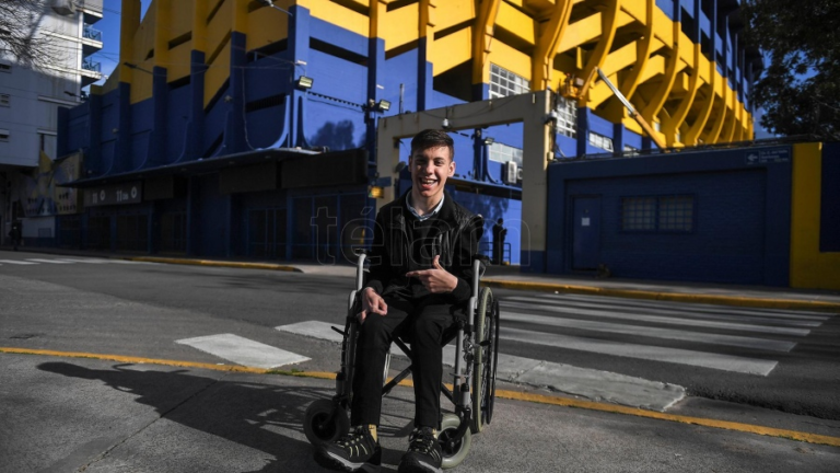 A sus 19 años ejerce como periodista deportivo a pesar de las adversidades