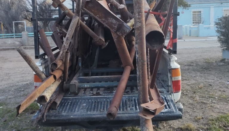 Fueron detenidos luego de encontrarlos robando caños