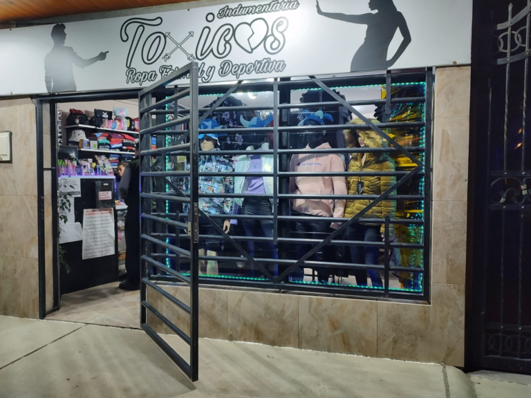 Rompió la vidriera de un local, robó y fue detenido