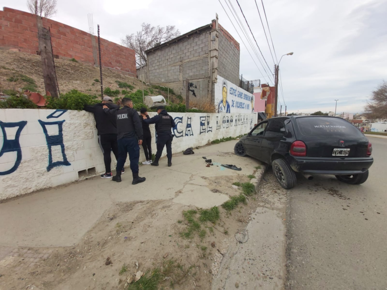 Depistaron, los socorrieron y hallaron una pistola