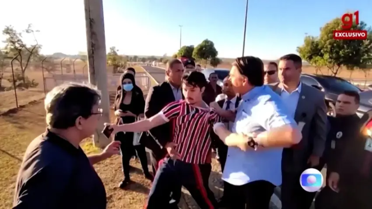 Bolsonaro forcejeó e intentó sacarle el celular a un youtuber 