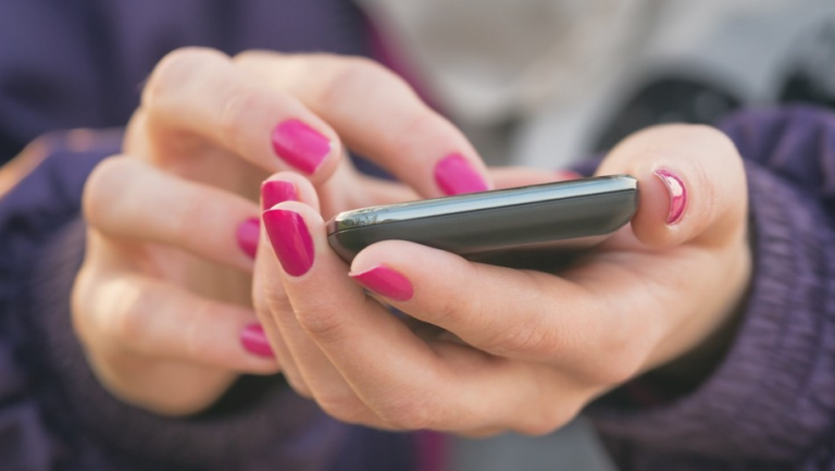 Extorsionaba sexualmente a su amigo para que le comprara cosas