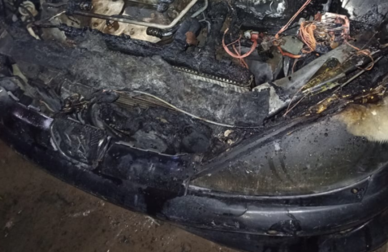 Incendio vehicular en Km 8: Una falla eléctrica lo habría ocasionado