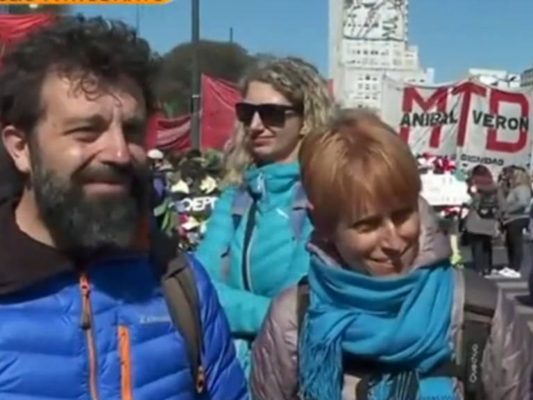 “Turismo piquetero”: un guía llevó a un grupo de extranjeros a una manifestación