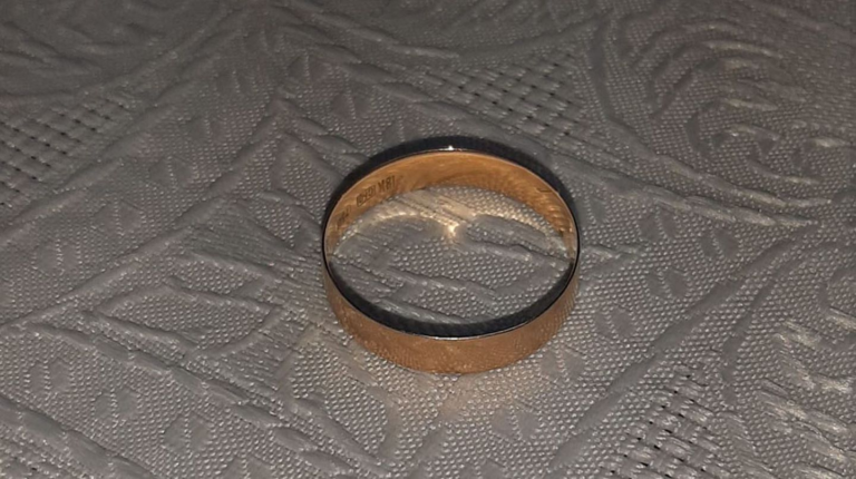 Fue a esquiar y en un guante encontró una alianza: busca al dueño