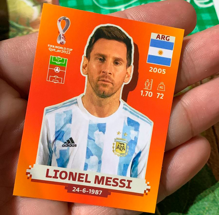 Le salió la figurita de Messi, la puso en venta y le ofrecieron un terreno