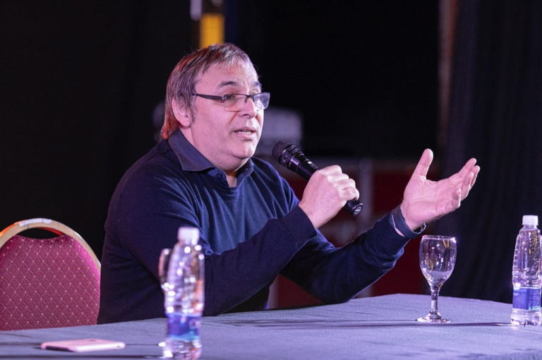 Gabriel Rolón y su paso por Comodoro en la Feria del Libro