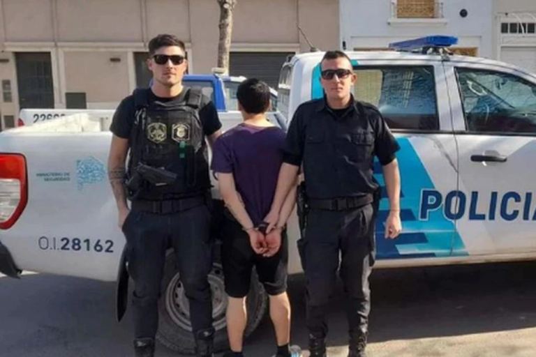 Le robó a una mujer, la abrazó y le dio un consejo