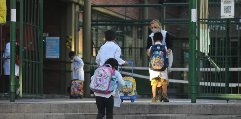 En CABA quienes no envíen a sus hijos a la escuela no podrán cobrar plan social