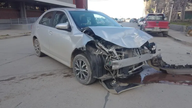 Brutal choque entre un auto y una camioneta