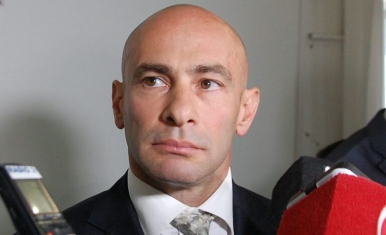 Un policía denunció a Massoni por presunto fraude