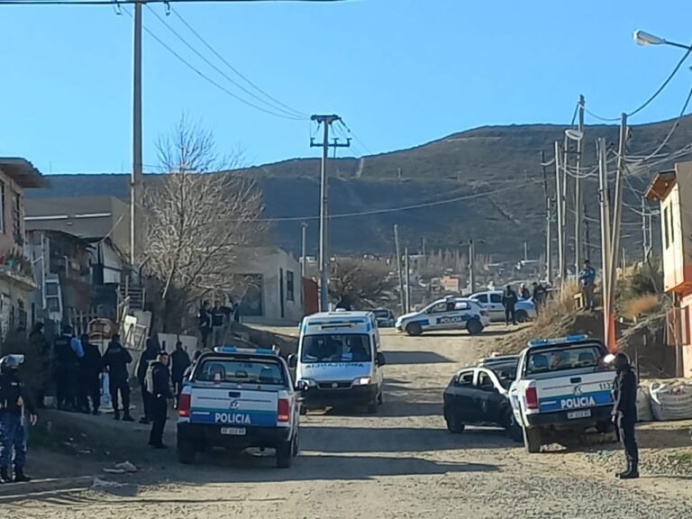 Balearon a un efectivo policial en el Abasolo